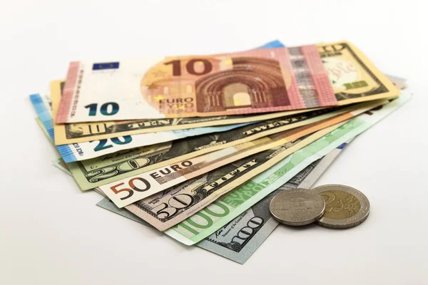 Nas dolary i Euro rachunki rozprzestrzeniania mieszane na białym tle. — Zdjęcie stockowe