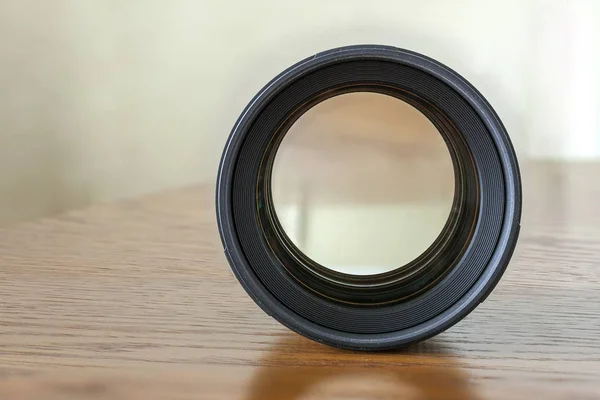 Retrato de cámara fijar el foco lente de foto sobre fondo de madera oscura —  Fotos de Stock