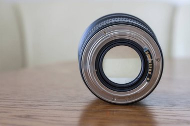 Fotoğraf makinesi portre düzeltmek odak fotoğraf lens koyu ahşap arka plan üzerinde