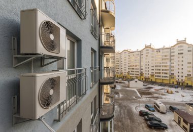 Hava condiioners fasade reidenial apartmen binanın üzerinde.