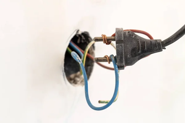 Conector mal cableado que muestra una conexión mala, incorrecta y peligrosa —  Fotos de Stock