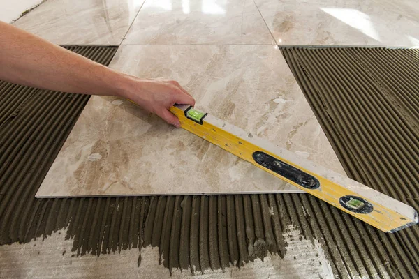 Baldosas y herramientas cerámicas para tiler. Instalación de baldosas. Hom. — Foto de Stock