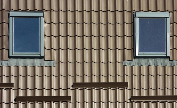 Detalhes de construção de elementos de telhados castanhos com janelas — Fotografia de Stock
