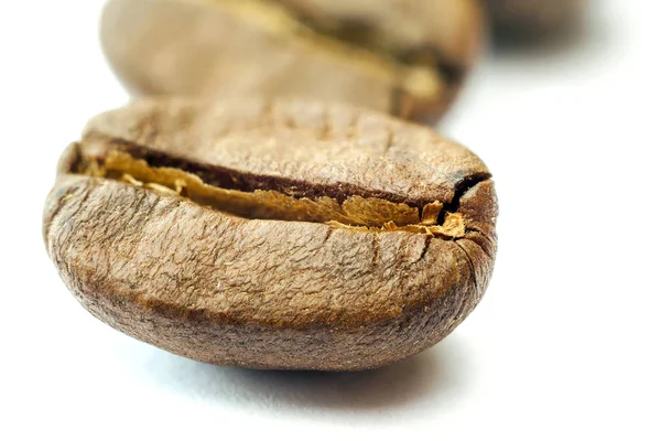 Broun Kaffeebohnen isoliert auf weißem Hintergrund flache Tiefe von — Stockfoto