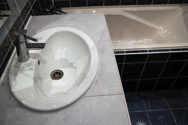 Interno bagno con lavabo e rubinetto . — Foto Stock