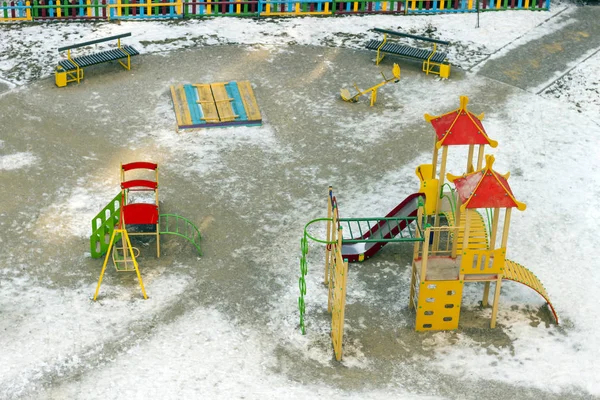 Parco giochi per bambini all'aperto con molti spazi per bambini in wint — Foto Stock
