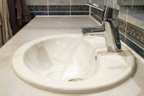 Εσωτερικό μπάνιο με νεροχύτη και βρύση βαλβίδα. — Φωτογραφία Αρχείου