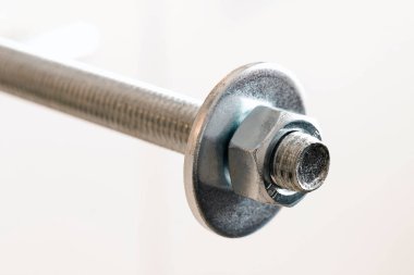 Paslanmaz çelik somunlar beyaz zemin üzerinde. Bolt, yıkama