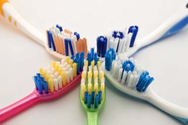 Kopya alanı ile beyaz arka plan üzerinde renkli diş fırçaları. Makro