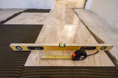 Seramik kiremit ve çatı ustası için araçlar. Kat yükleme döşer. Hom