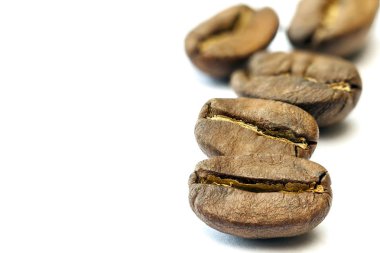 Broun kahve çekirdekleri beyaz arka plan üzerinde izole. sığ derinlik o