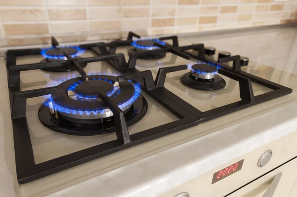 Primer plano de fuego azul de la estufa de cocina doméstica. Coque de gas — Foto de Stock