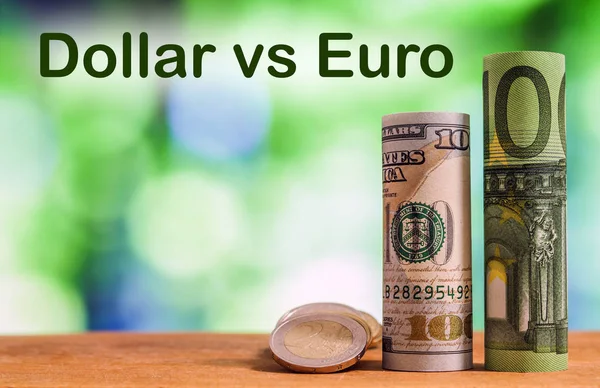 Hundra euro och hundra dollar rullade räkningar sedel — Stockfoto