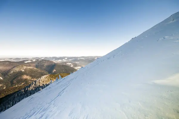 Sneeuw bedekte heuvels in Bergen — Stockfoto