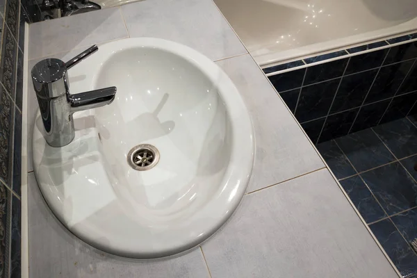 Cuarto de baño interior con lavabo y válvula de grifo . — Foto de Stock