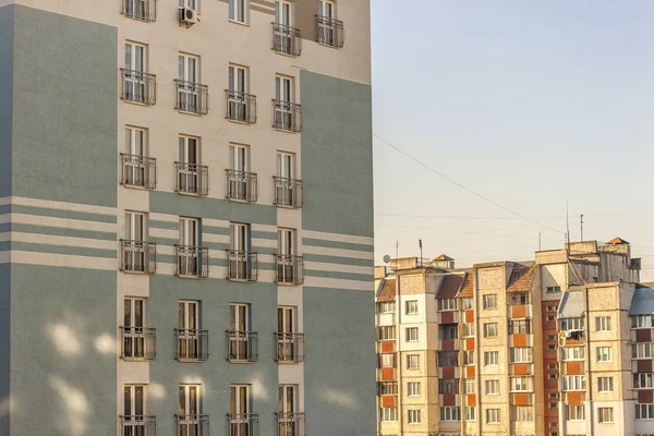 Architektura budynek nowoczesny styl okna. Fasada Nowość mu — Zdjęcie stockowe