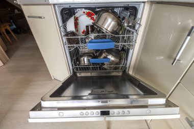 Kurmak-içinde bulaşık makinesi temiz cam ve yemekleri ile açılan kapı ile