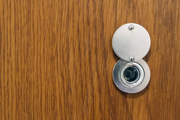 Peephole da lente na porta da frente nova textura de madeira — Fotografia de Stock