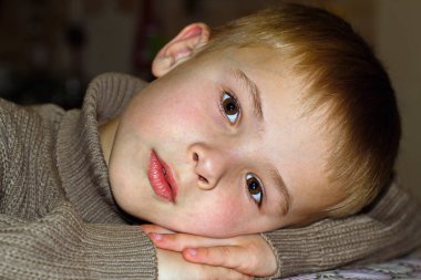 Ciddi görünümlü yakışıklı küçük çocuk çocuk yakın çekim portresi