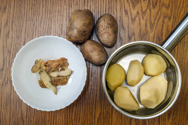 Сырая картофельная еда. Картошка на деревянном столе. Свободное пространство для te — стоковое фото