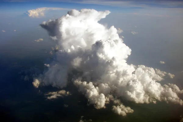 Skyline View acima das nuvens de avião — Fotografia de Stock