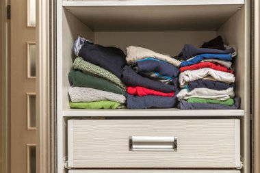 Dolap örme sıcak yünlü giysilerle yığını kapat