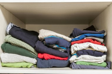 Dolap örme sıcak yünlü giysilerle yığını kapat