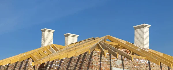 Roofing Construction. Wooden Roof Frame, White Chimneys and Yell — Stock Photo, Image