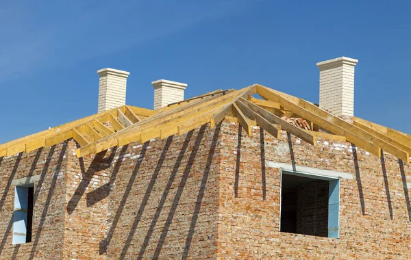Çatı inşaat. Ahşap çatı çerçeve, beyaz bacalar ve bağırma