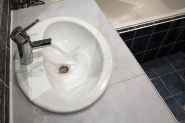Lavabo ve musluk vanası ile banyo iç.