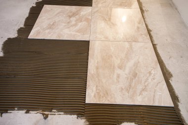 Seramik kiremit ve çatı ustası için araçlar. Kat yükleme döşer. Hom