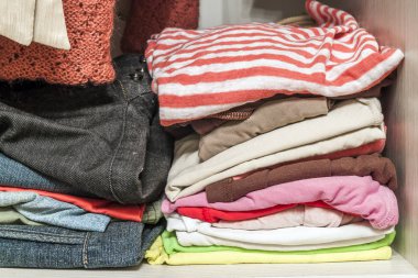 Dolap örme sıcak yünlü giysilerle yığını kapat