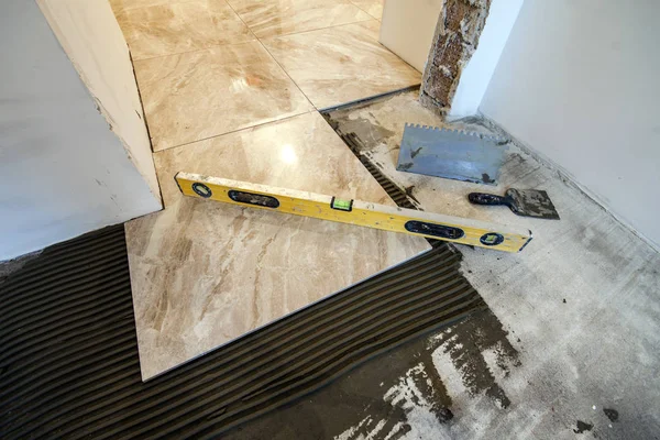 Baldosas y herramientas cerámicas para tiler. Instalación de baldosas. Hom. — Foto de Stock