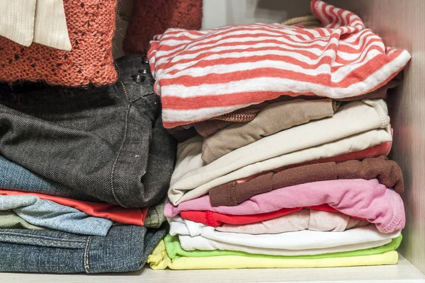 Dolap örme sıcak yünlü giysilerle yığını kapat