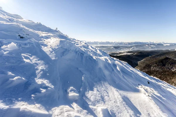 Rüzgar Hills dağlarında soğuk güneşli kar kırık kaplı — Stok fotoğraf