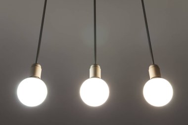 Tavanda asılı beyaz ampuller led. Aydınlatma technolog