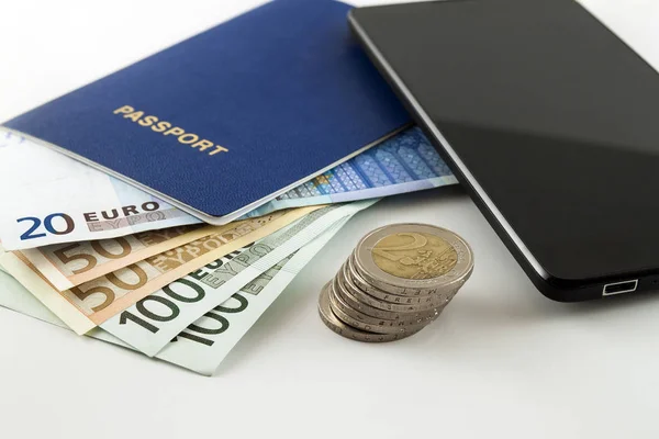 Turismo, viaggi e oggetti concetto - Euro denaro, smartphone e — Foto Stock