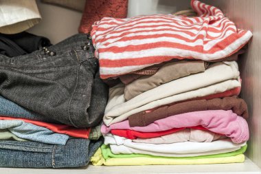 Dolap örme sıcak yünlü giysilerle yığını kapat