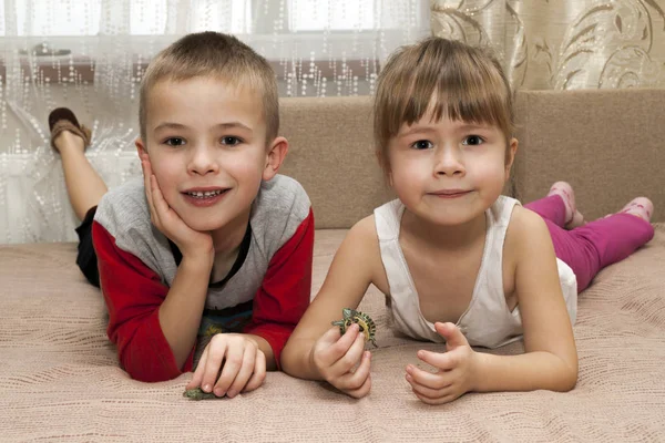 Маленький мальчик и девочка брат и сестра играют вместе со Сма — стоковое фото