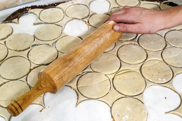 Brödkavel med degen på köksbordet. Förbereda degen rund t — Stockfoto