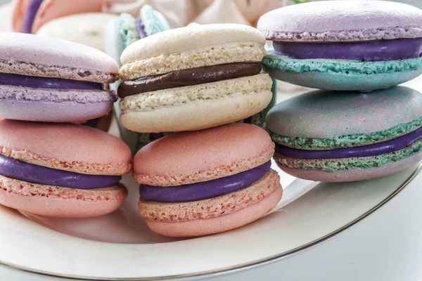 Macaroons ou macarons franceses doces e coloridos em branco cerâmico — Fotografia de Stock