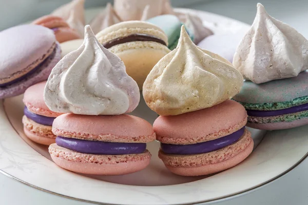 Macarons français doux et colorés ou macaron en céramique blanche — Photo