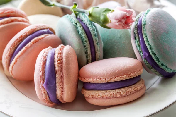 Macarons français doux et colorés ou macaron en céramique blanche — Photo