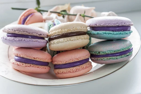 Macarons français doux et colorés ou macaron en céramique blanche — Photo