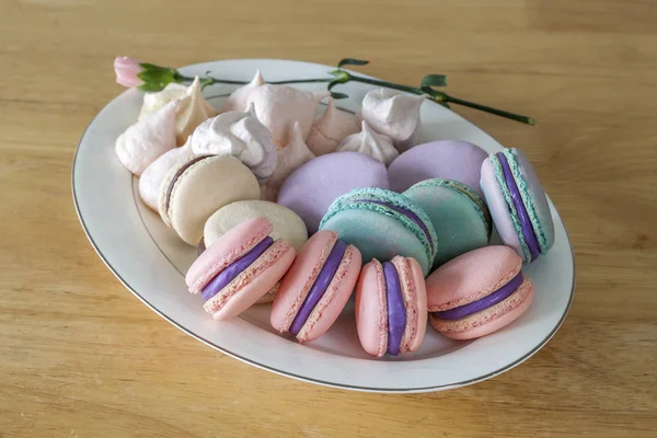 Macarrones franceses dulces y coloridos o macaron en blanco cerámico — Foto de Stock