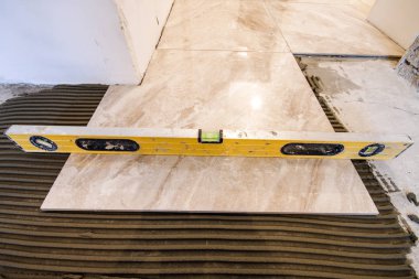 Seramik kiremit ve çatı ustası için araçlar. Kat yükleme döşer. Hom