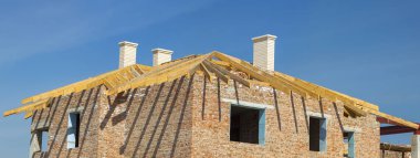 Çatı inşaat. Ahşap çatı çerçeve, beyaz bacalar ve bağırma