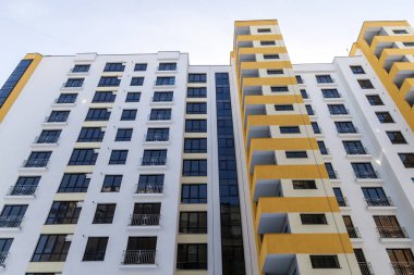Vinç ve yüksek doğmak inşaat mavi gökyüzü altında bina