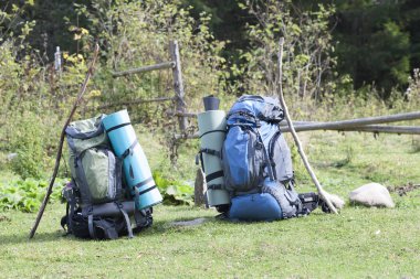 Bir dağ vadi duran iki turistik yürüyüşçü sırt çantaları 