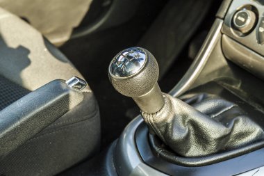 Yeni modern araba iç, el kesme ve hız üzerinde detay
